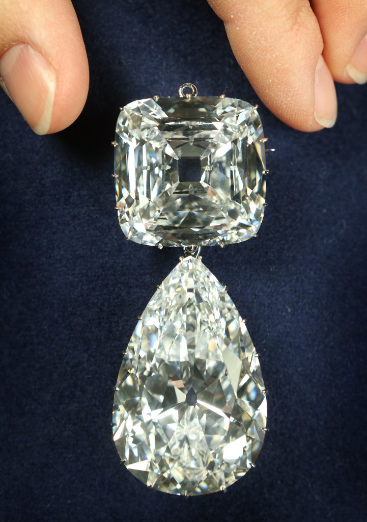 Trâm cài áo bằng hai viên Cullinan III và IV của cố nữ hoàng Elizabeth
