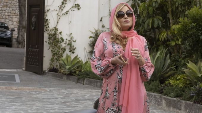 Jennifer Coolidge thủ vai Tanya McQuoid trong phần hai của The White Lotus.