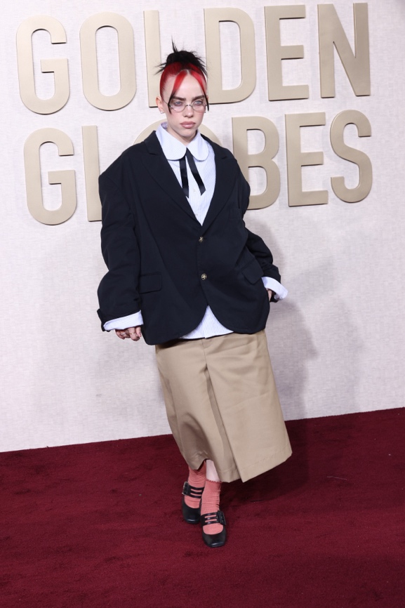 Billie Eilish mặc thiết kế của Willy Chavarria ở Golden Globes 2024.