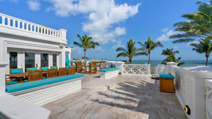 Ghé thăm tòa dinh thự với hồ bơi dát vàng 14K đang gây sốt tại Florida