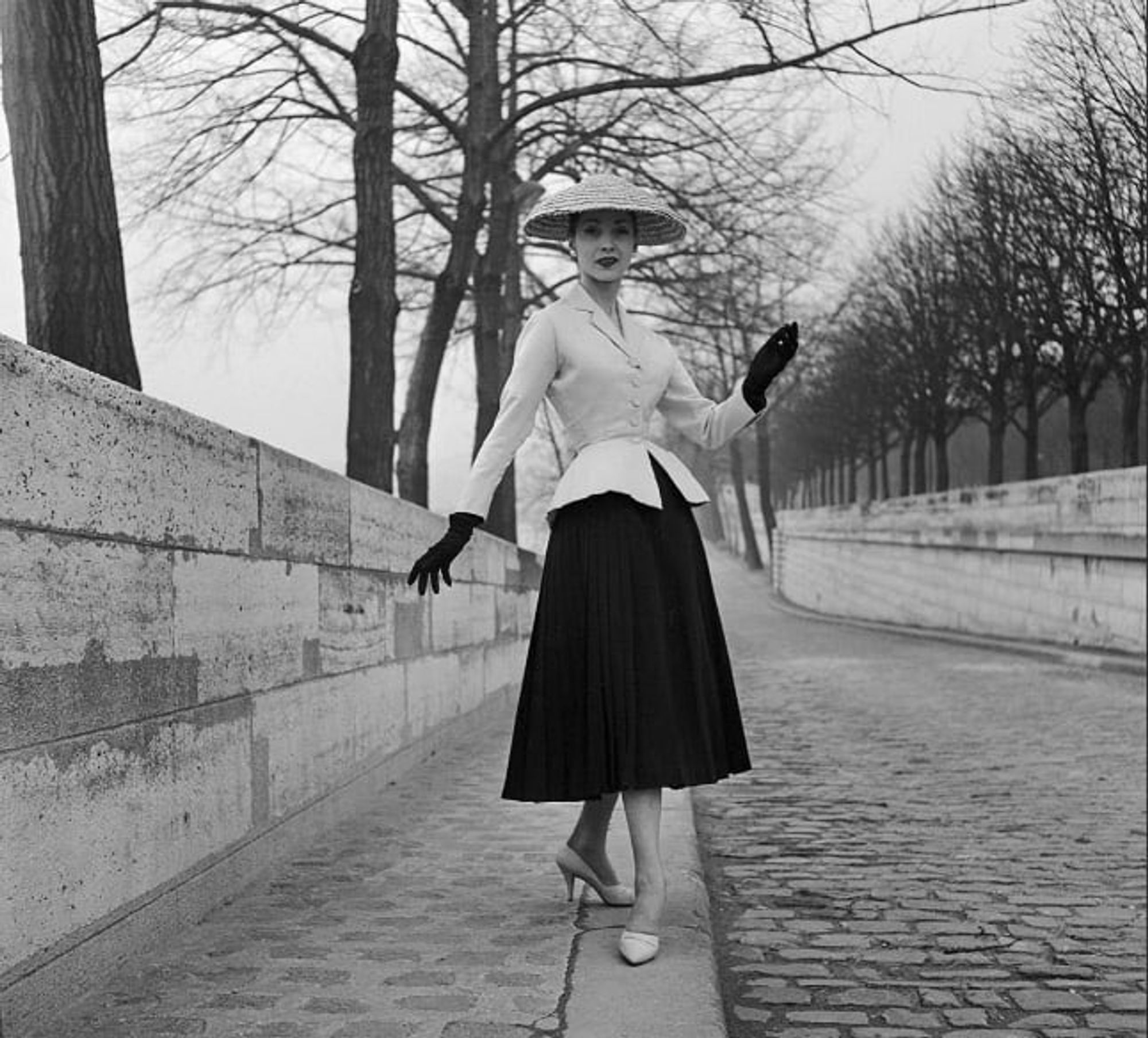 Thiết kế "New Look" của Christian Dior, biểu tượng của xu hướng tiêu dùng cao cấp sau Thế chiến.