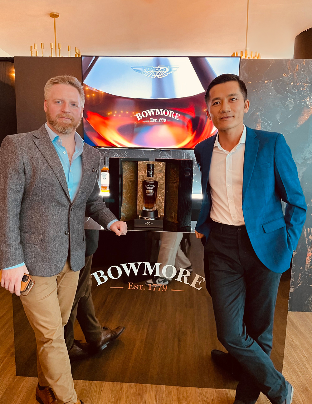 Ông Daryl Haldane chụp hình cùng biên tập viên Robb Report Việt Nam.