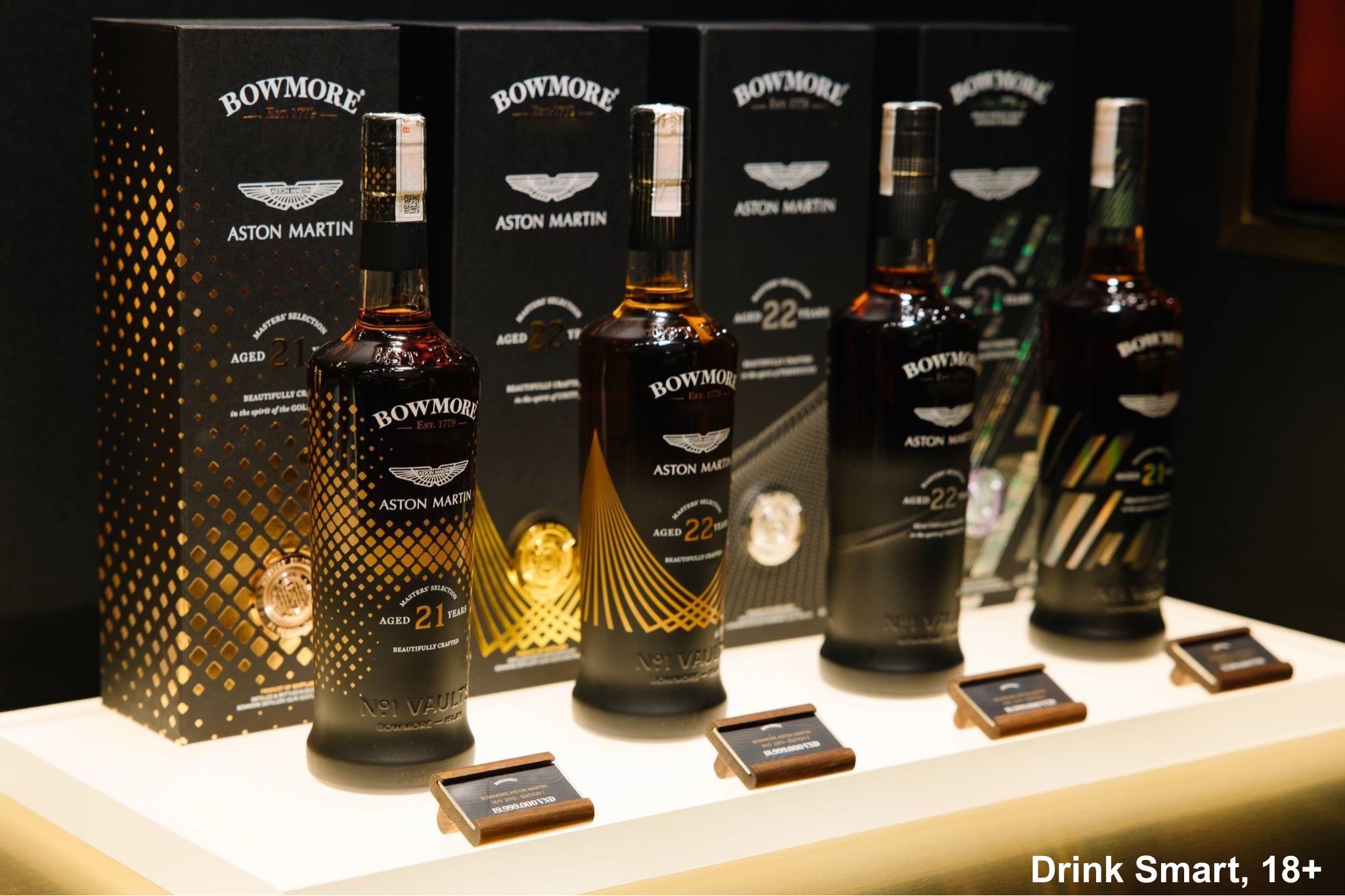 Bowmore ARC - 54, biểu tượng hợp tác của thương hiệu với Aston Martin, hiện đang được trưng bày tại Bowmore Boutique tại TP.HCM