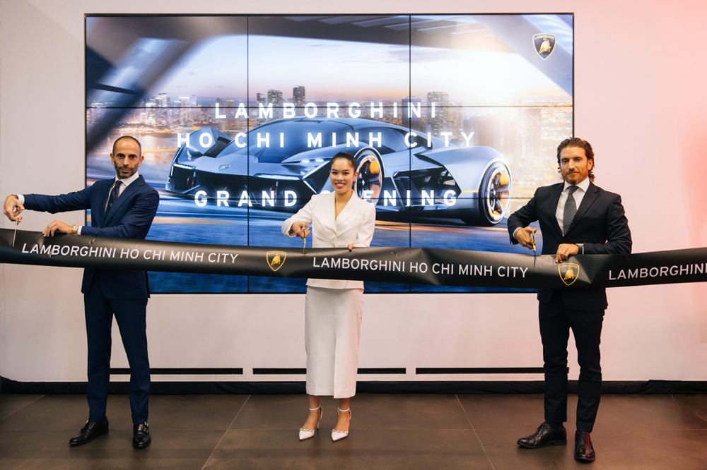 Từ trái qua phải: Ông Francesco Scardaoni - Giám đốc Khu vực của Automobili Lamborghini tại châu Á – Thái Bình Dương; bà Lê Thị Thanh Tú - Giám đốc Điều hành S&S Automotive; Ông Raffaele Garribba – Quản lý Automobili Lamborghini Khu vực Đông Nam Á.
