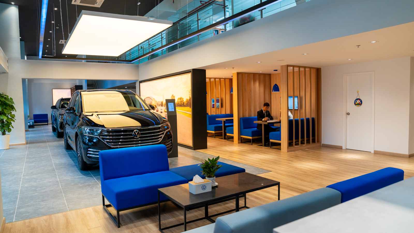 Khách hàng có thể thưởng thức một ly cà phê trong một không gian biệt lập tại VW City Store.