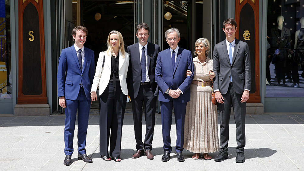 PARIS, PHÁP - 21 THÁNG 6: Người đứng đầu tập đoàn đa quốc gia Pháp LVMH Bernard Arnault (giữa) và vợ Helene (2R), chụp ảnh cùng các con (từ LR) Frederic Arnault, Delphine Arnault, Antoine Arnault và Alexandre Arnault sau buổi lễ đánh dấu Paris ' Cửa hàng bách hóa mang tính biểu tượng 'La Samaritaine' mở cửa trở lại sau 16 năm đóng cửa vào ngày 21 tháng 6 năm 2021 tại Paris, Pháp. Cửa hàng bách hóa được thành lập vào năm 1870 bởi Ernest Cognacq và đóng cửa vào năm 2005. Tòa nhà, một kiệt tác theo trường phái Tân nghệ thuật của Paris, là trung tâm của một dự án cải tạo đầy tham vọng. Sau 16 năm đóng cửa, tòa nhà thuộc sở hữu của LVMH, một nhà sản xuất hàng xa xỉ, đã mở cửa trở lại vào tháng 4 năm ngoái, được khánh thành vào ngày 21 tháng 6 năm 2021 do cuộc khủng hoảng sức khỏe. Trên diện tích 20.000 m², nó sẽ kết hợp khách sạn 5 sao Cheval Blanc do Peter Marino thiết kế, các văn phòng cực kỳ hiện đại, đơn vị nhà ở và cửa hàng. (Ảnh của Chesnot/Getty Images)