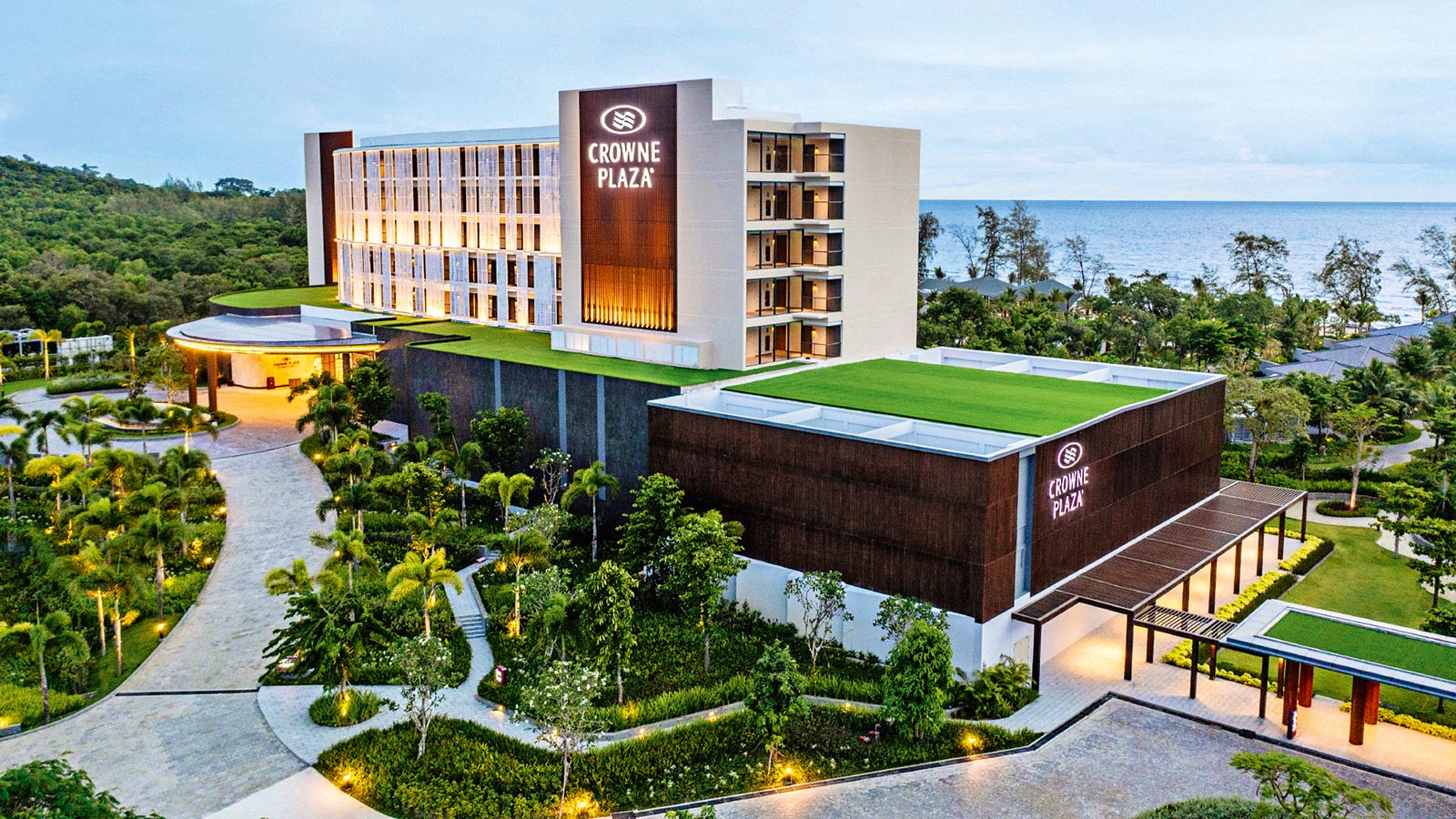Crowne Plaza Phu Quoc Starbay sở hữu địa thế tuyệt đẹp trên Bãi Dài cùng đội ngũ nhân viên am tường và đầy nhiệt huyết.