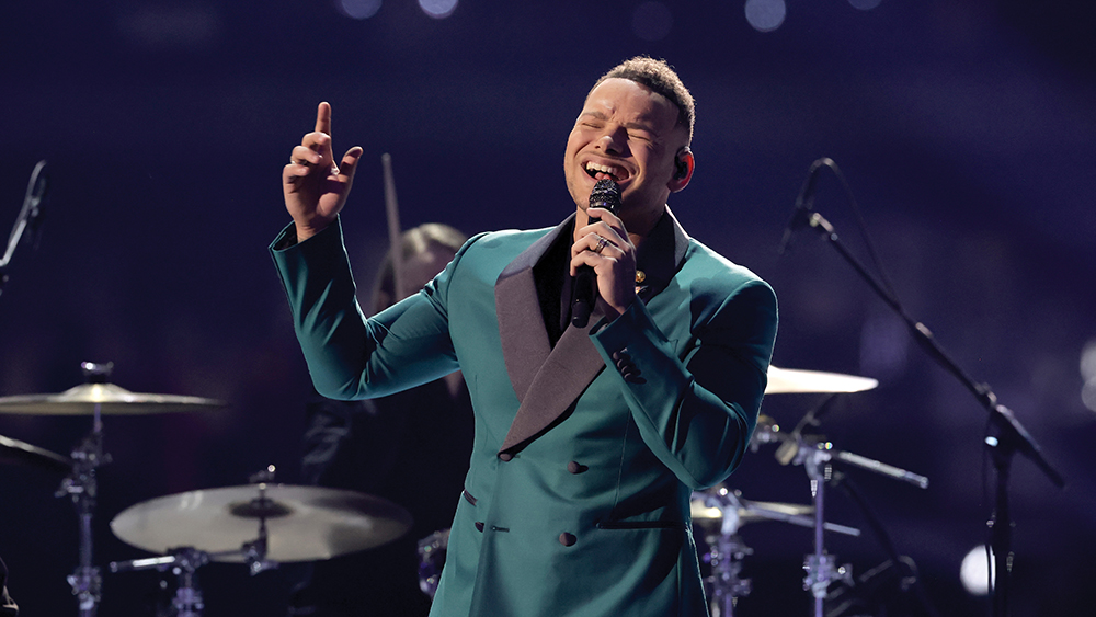 Kane Brown biểu diễn tại Lễ trao giải Academy of Country Music lần thứ 57