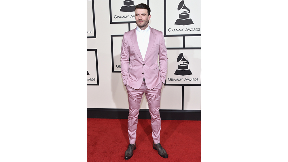 Sam Hunt trong bộ suit hồng của Dolce & Gabbana tại Lễ trao giải Grammy 2016.
