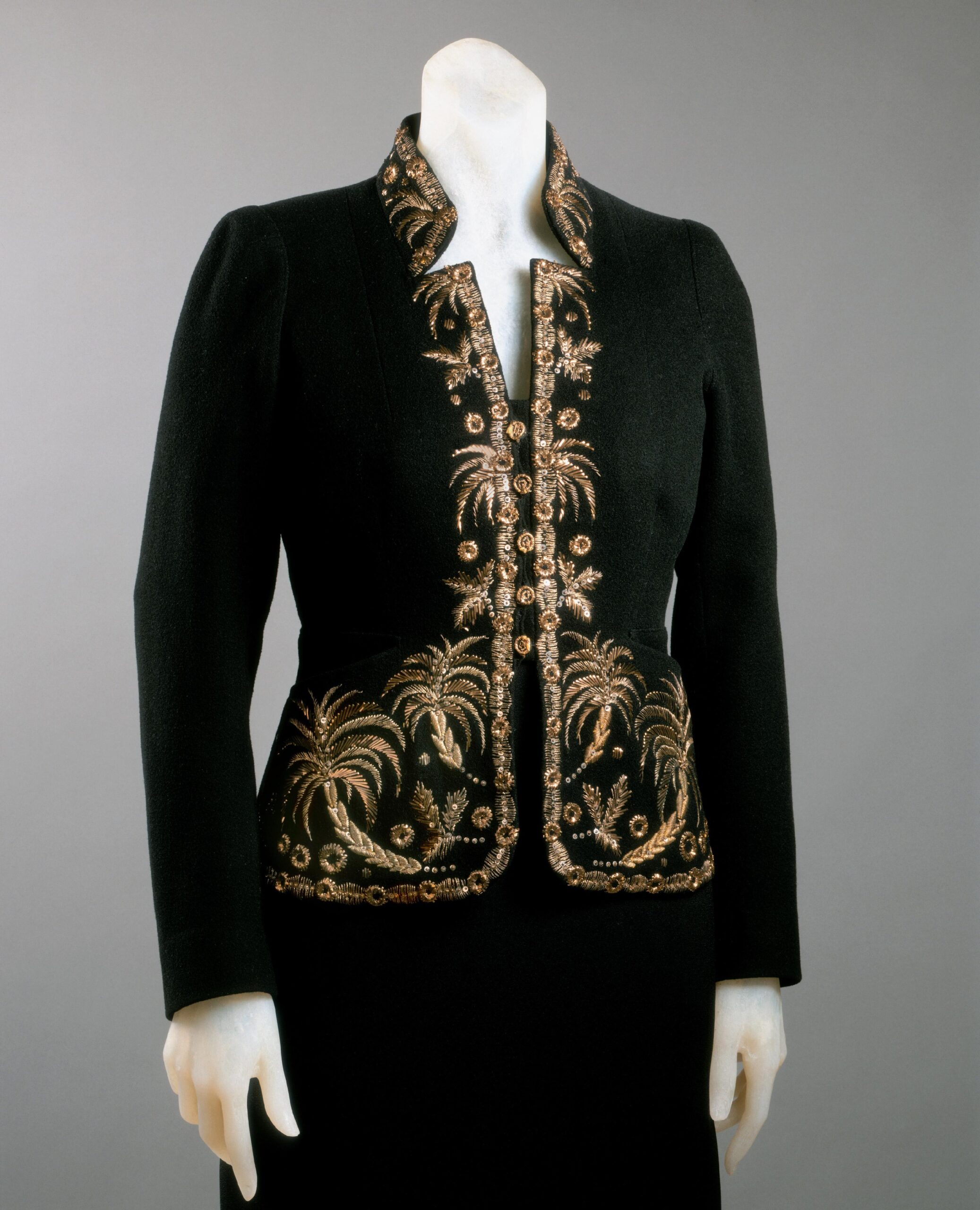 Những thiết kế của Elsa Schiaparelli được trang trí với những họa tiết thú vị, bắt mắt, nhưng luôn giữ được cấu trúc chắc chắn, thực dụng. philamuseum.org