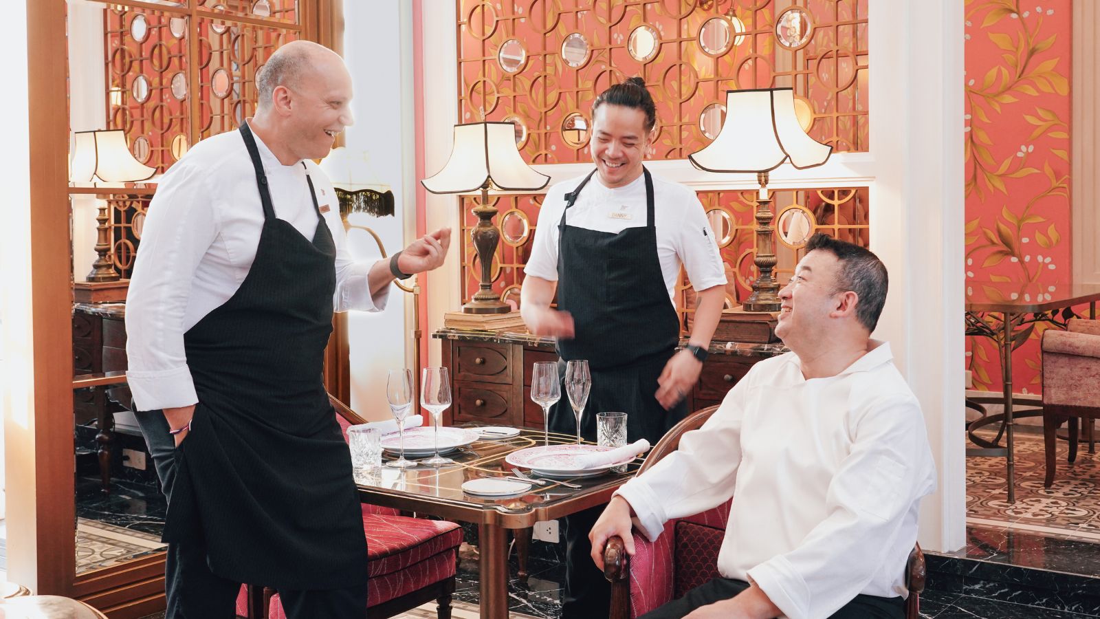 (Từ trái sang): Bếp trưởng điều hành Amedeo Ferri của JW Marriott Phú Quốc, Đầu bếp Danny Đỗ từ Pink Pear và Bếp trưởng 1-sao Michelin Yamaguchi Hiroshi từ nhà hàng Hibana by Koki, Capella Hà Nội