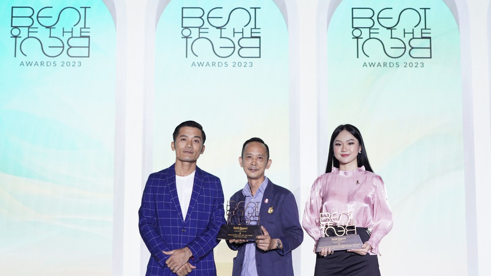 (Từ trái sang): Ông Hào Vũ, Tổng biên tập Robb Report Việt Nam trao hai giải Editor's Choice gồm "Dedicated Chef of the Year" cho bếp trưởng David Thái và "Best Luxury Launch of the Year cho Johnnie Walker Blue Label Elusive Umami với đại diện là bà Bùi Thu Trang.