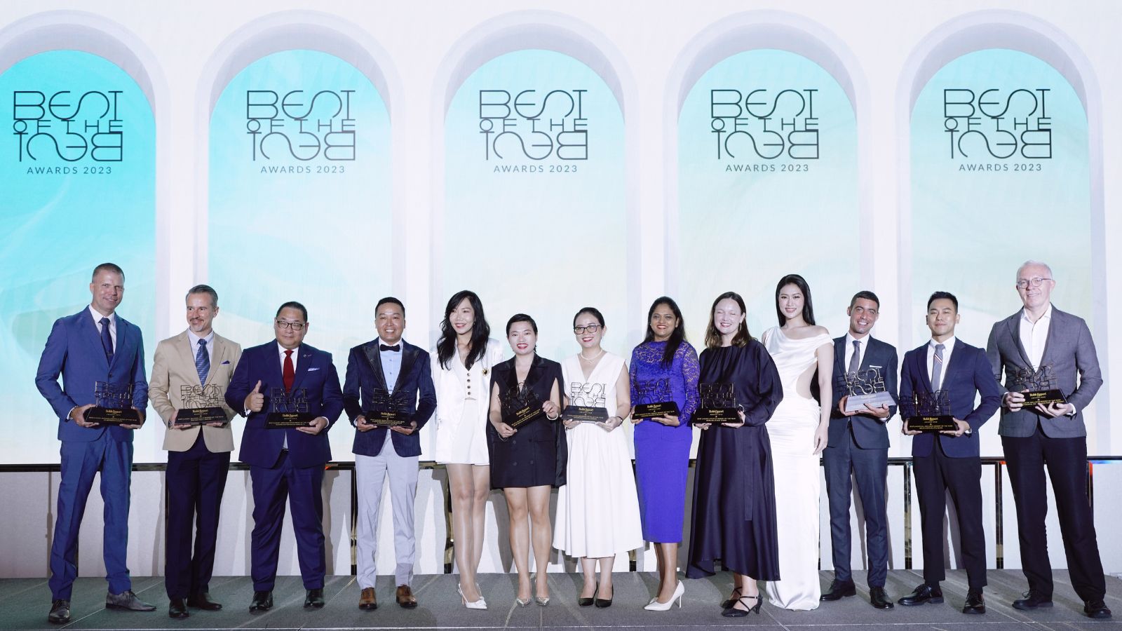 (Từ trái sang): Ông Lars Kerfin, General Manager của Le Meridién Saigon, Ông Franck Rodriguez, General Manager của Banyan Tree Lăng Cô, Ông Albert Lafuente, General Manager của Sedona Suites Ho Chi Minh City, Ông Trương Minh Thành, Director of Food & Beverage của Sheraton Grand Danang Resort & Convention Center, bà Giang Phạm, Managing Editor của Robb Report Vietnam, bà Michelle Phạm, Director of Sales của New World Hoiana Beach Resort, bà Ngô Xuân Thu, Director of Marketing and Communications của InterContinental Saigon, bà Brenda Barretto, Director of Rooms của Marriott Danang Resort & Spa, bà Laurence Neumann, Cluster Director of Sales & Marketing của Gran Meliá Nha Trang, Miss Grand Vietnam 2022 Đoàn Thiên Ân, ông Karim Christophe Meziane, General Manager của Shilla Monogram Quangnam Danang, ông Nguyễn Đăng Đại Dương, Director of Sales của Melia Vinpearl Phú Quốc và ộng John Hamilton, Director of Marketing của InterContinental Danang Sun Peninsula Resort.