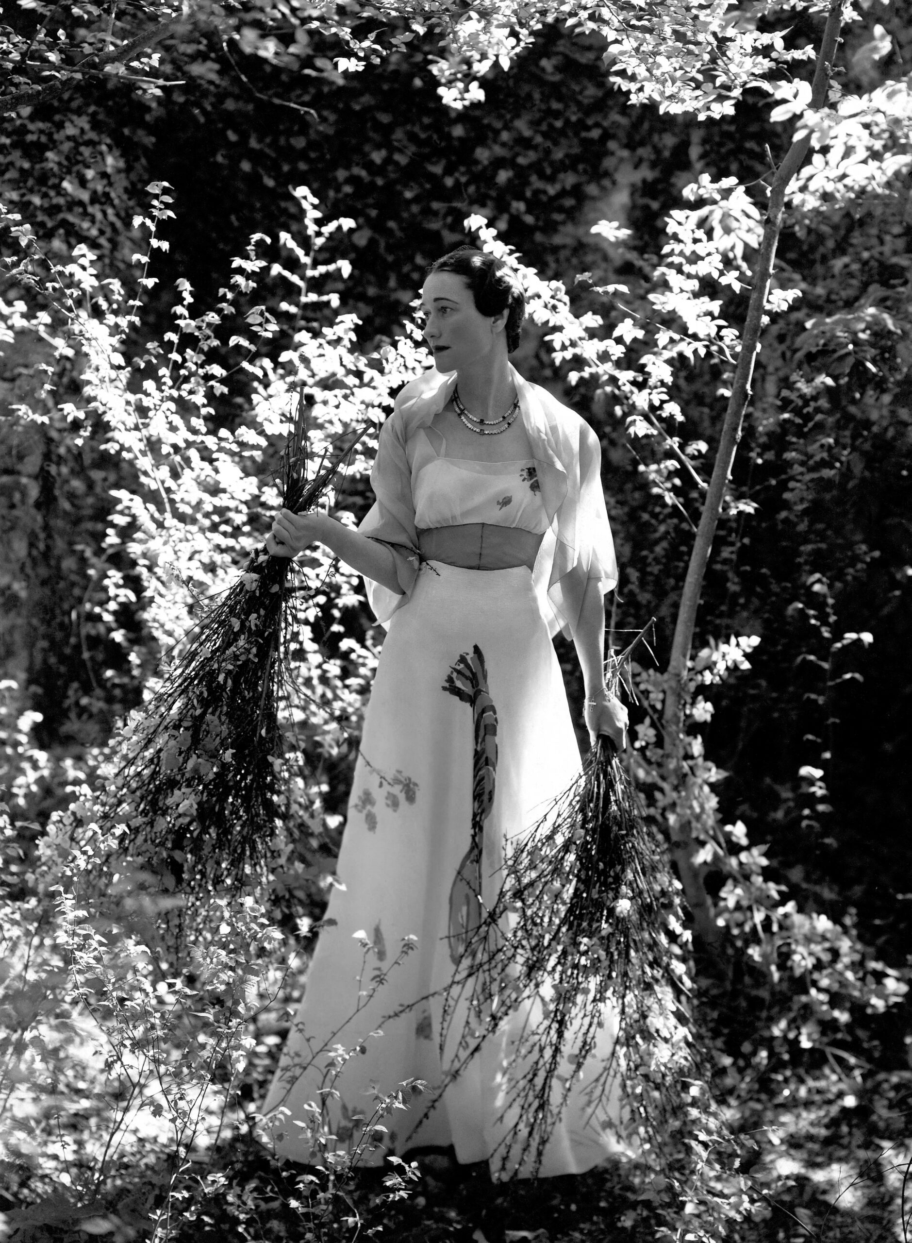 Công tước phu nhân xứ Windsor Wallis Simpson lộng lẫy trong thiết kế váy trắng họa tiết tôm hùm của Schiaparelli và Dalí. schiaparelli.com