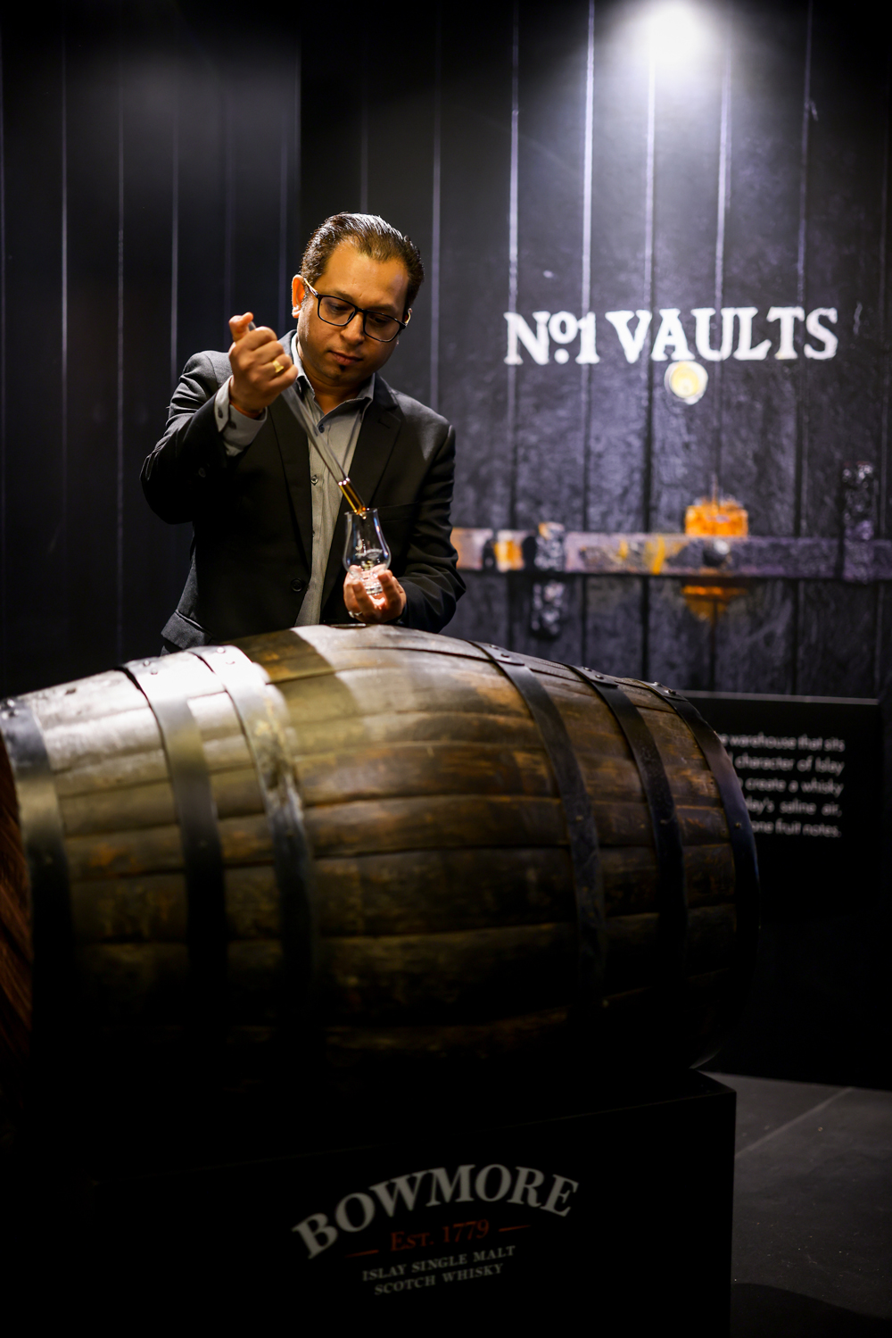 Bowmore là nhà chưng cất lâu đời nhất ở Scotland với lịch sử 244 năm tuổi.